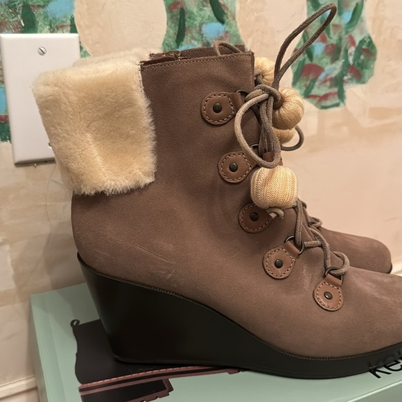 BRAND NEW WINTER BOOTS NEVER WORN PLS BUYYYY - Picture 2 of 5